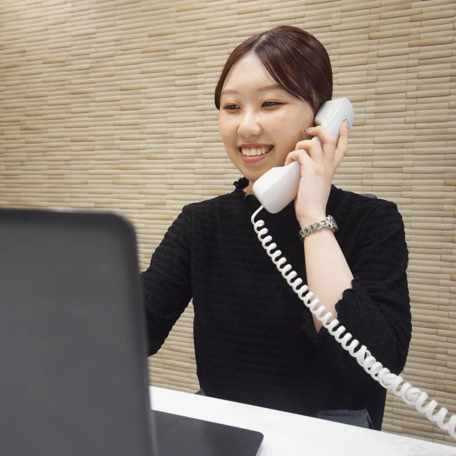 電話でお問い合わせに対応するスタッフ